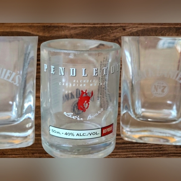 JACK DANIELS WHISKEY GIFT SET WITH SHOT GLASSES AND WHISKEY STONES - Picture 6 of 7